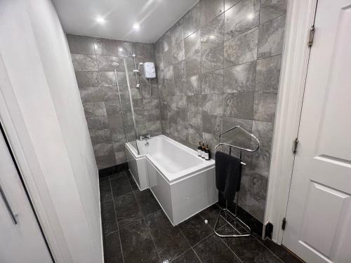 哈利法克斯Spacious ground floor suite comfortably sleeps up to eight的带浴缸和盥洗盆的浴室
