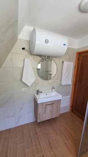 斯库台Bungaja Chalets的一间带水槽和镜子的浴室