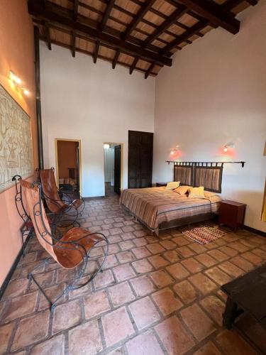 圣卡洛斯La Vaca Tranquila的一间设有床铺和石地板的大卧室