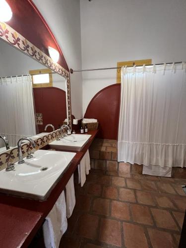 圣卡洛斯La Vaca Tranquila的一间带两个盥洗盆和大镜子的浴室