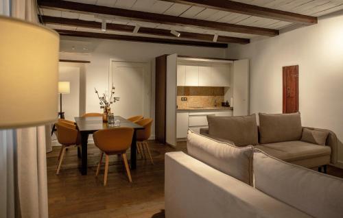 托伦托伦索瓦公寓式酒店的客厅配有沙发和桌子