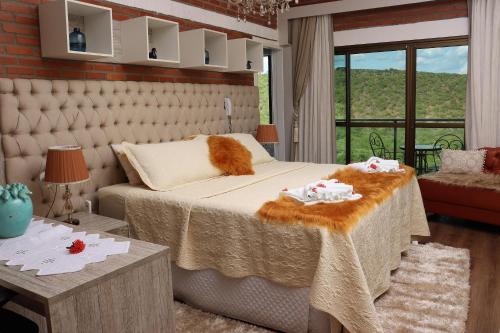 皮拉尼亚斯Pedra do Sino Hotel的一间卧室配有一张床,上面有两个娃娃