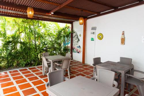 卡塔赫纳Casa Colonial en Manga的庭院设有两把桌子和椅子,种有植物