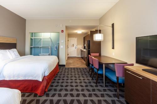 弗兰特罗亚尔TownePlace Suites by Marriott Front Royal的酒店客房配有一张床、一张书桌和一台电视。