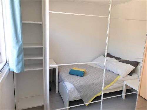 堪培拉Private Room in a Shared House-Close to City & ANU-3的小型客房配有双层床和架子。