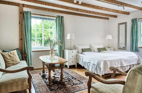 BekkjarvikBekkjarvik Gjestgiveri的卧室配有1张床、1张桌子和1把椅子