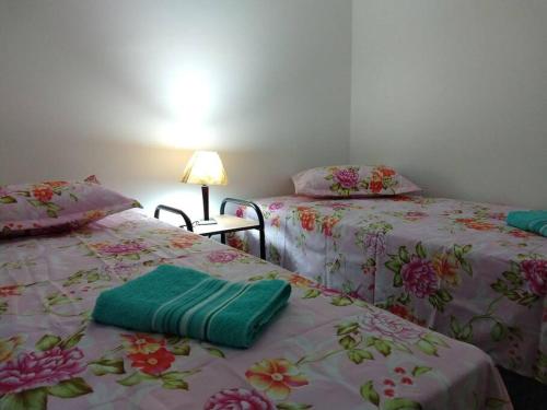 伊塔尼亚恩Lindo Apartamento na Praia do Sonho的两张睡床彼此相邻,位于一个房间里