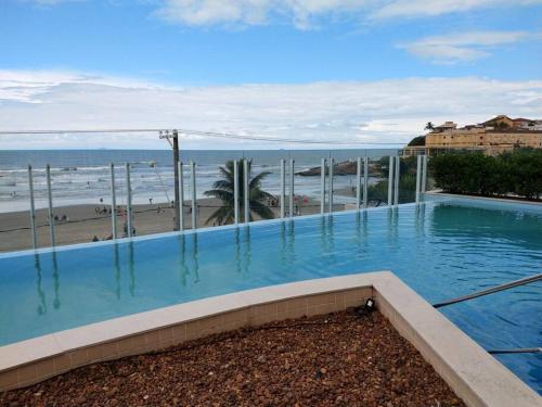 伊塔尼亚恩Lindo Apartamento na Praia do Sonho的享有海滩景致的游泳池