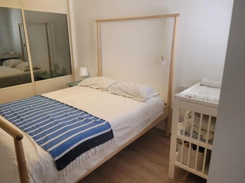 马阿洛特塔施哈הבית באשכולות的一间小卧室,配有一张床和镜子