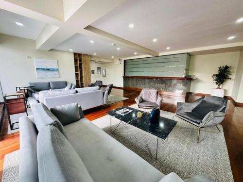 利马Miraflores Confort Suite的带沙发和桌子的大客厅