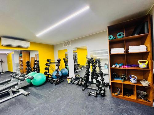 利马Miraflores Confort Suite的一间健身房,里面装有一堆设备