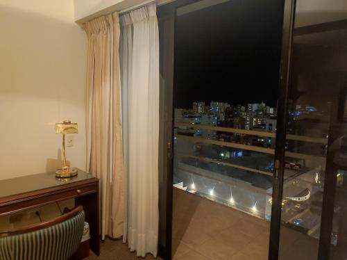 利马Miraflores Confort Suite的客房设有市景窗户。