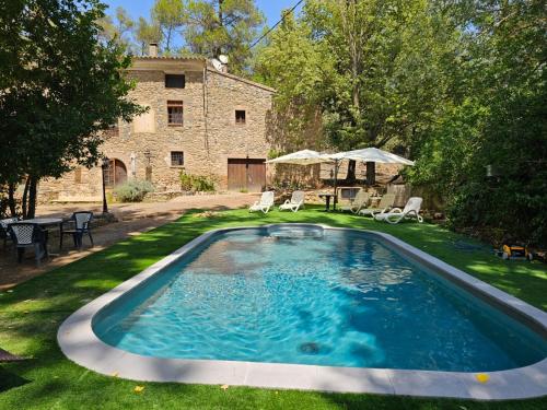 科尔努德利亚Molí dels Aubins的一座房子的院子内的游泳池