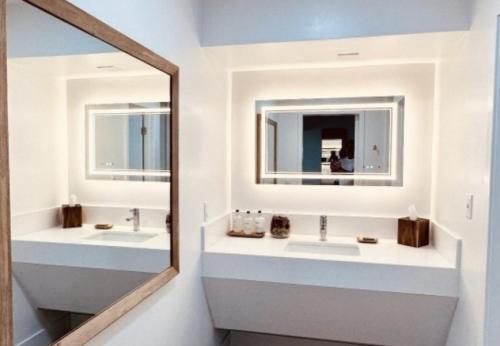 圣地亚哥海洋别墅旅馆的浴室设有2个水槽和镜子