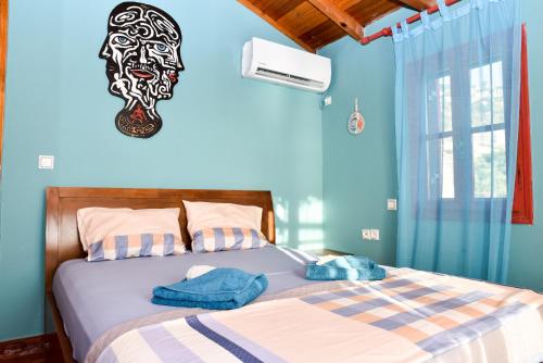 卡拉马塔CuckoosNest的一间卧室配有一张蓝色墙壁的床