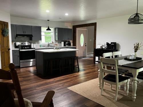 米勒斯堡Country Hills Hideaway的厨房、带桌子的用餐室和用餐室
