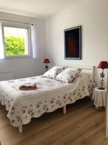 Lampaul-PlouarzelChez Yolande的一间卧室设有一张床和一个窗口