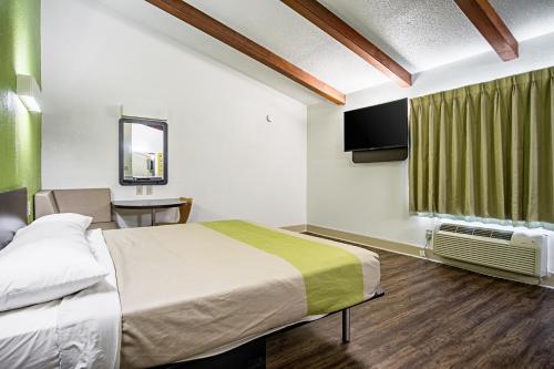 曼彻斯特Motel 6 Manchester TN的一间酒店客房,配有一张床和一台电视