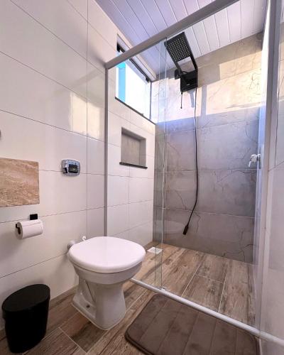圣若阿金Apartamento La Vie的一间带卫生间和淋浴的浴室