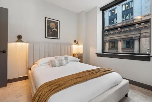 芝加哥Fully Furnished Apt Near Millenium Park- 29的卧室配有白色的床和窗户。