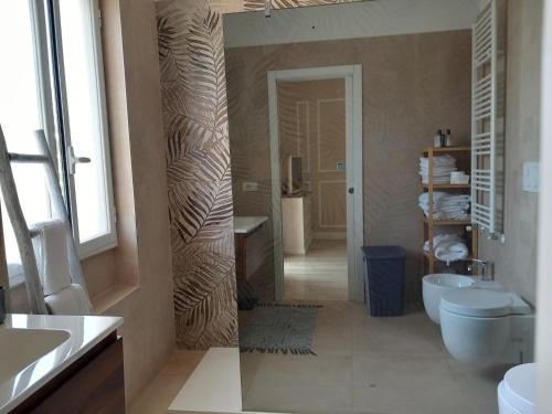 塔兰托Aparthotel Masseria Villa Marchesi的一间带卫生间、水槽和镜子的浴室