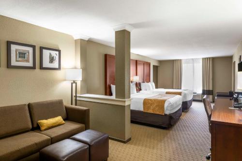 卡尔斯巴德卡尔斯巴德舒适套房酒店的酒店客房,配有床和沙发