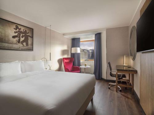 斯德哥尔摩斯德哥尔摩皇家维京丽笙酒店的酒店客房设有一张大床和一张书桌。