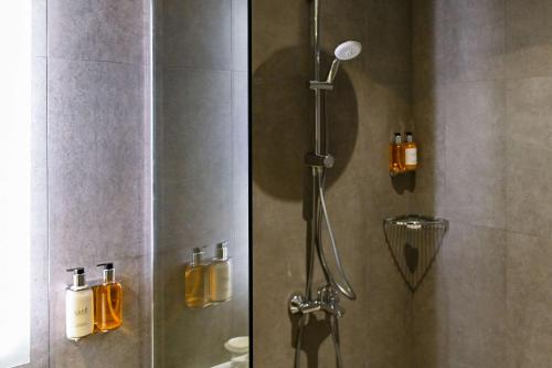 吉达Comfort Hotel Jeddah King Road的浴室里两张淋浴的照片