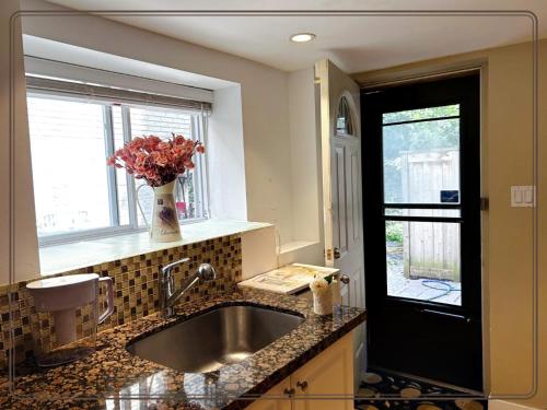 多伦多toronto midtown spacious room的厨房设有水槽和窗户。
