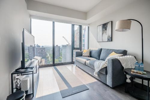 多伦多Traveller home in centre Toronto的带沙发和大窗户的客厅