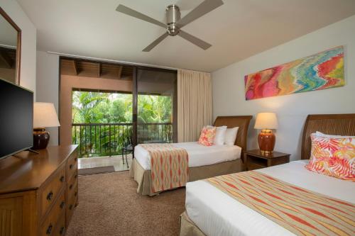 维雷亚Wailea Ekahi Village - CoralTree Residence Collection的酒店客房设有两张床和电视。