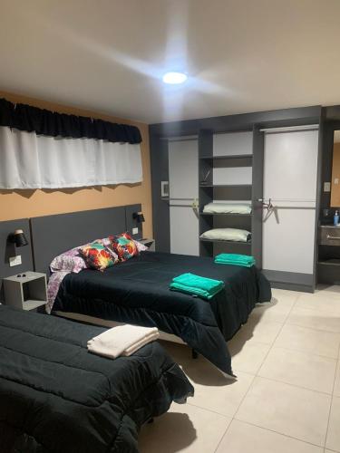 马拉圭Departamento Kuyen的一间带两张床和一张沙发的卧室