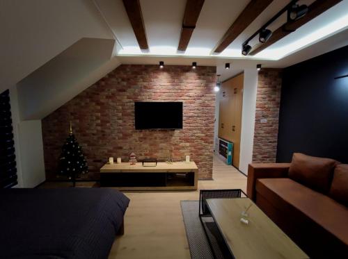 贝尔格莱德Blackwood Hill的带沙发和砖墙的客厅