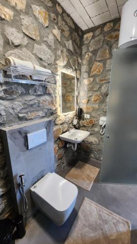 ŠirokaRUSTICO的石质浴室设有卫生间和水槽