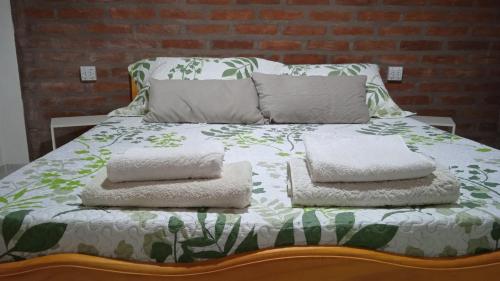 埃斯克尔Cabaña Rayen的床上有三个枕头