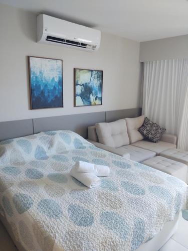 累西腓Beach Class Ilha do Leite 3105的白色卧室配有床和沙发