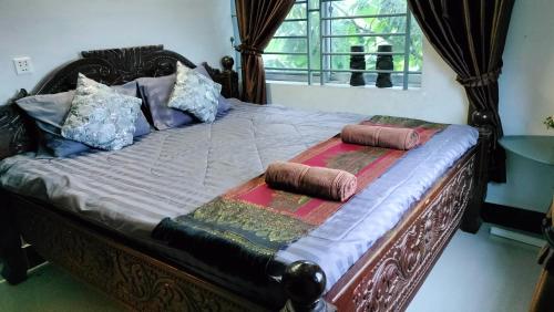 贡布La maison de Soriya - Work & Stay的床上有2个枕头