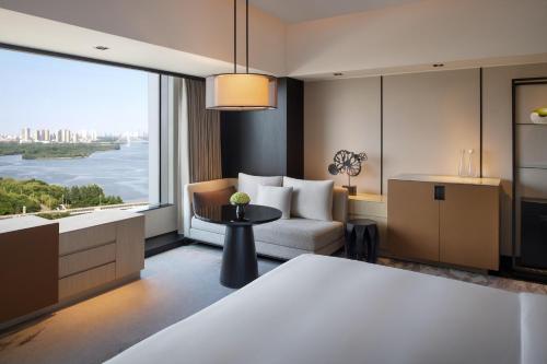 沈阳沈阳新世界酒店的享有水景的客厅