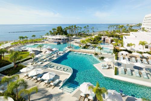 利马索尔Parklane, a Luxury Collection Resort & Spa, Limassol的享有带游泳池的度假村的空中景致