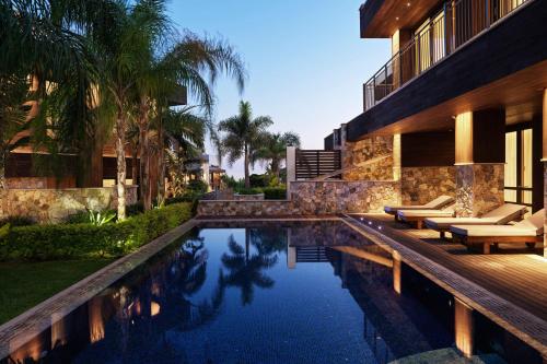 利马索尔Parklane, a Luxury Collection Resort & Spa, Limassol的一座房子,旁边设有游泳池