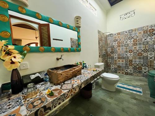 乌鲁瓦图乌鲁瓦图卢姆布恩小屋假日公园的一间带水槽、卫生间和镜子的浴室