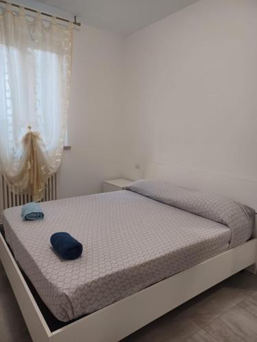 波尔图桑特埃尔皮迪奥Appartamento Civico Trentuno的卧室里一张带蓝色帽子的床