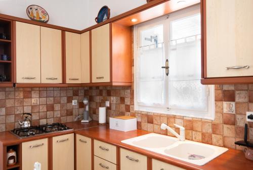 克若尼索斯Sunset Studio的厨房设有水槽和窗户。