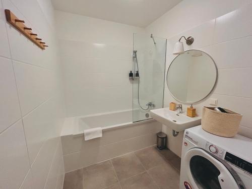 维也纳A Cozy Flat with Flair surrounded by Nature的一间带洗衣机和水槽的浴室