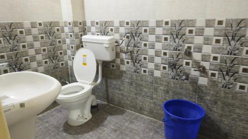 乌贾因Nain Guest House的一间带卫生间和水槽的浴室