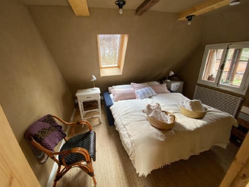 汉堡Fischerhaus Blankenese的一间卧室配有两张床,顶部有帽子