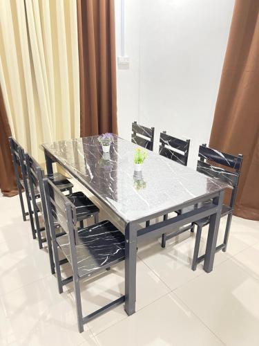 北根Homestay Azirah-musleem preferred的餐桌、椅子和玻璃顶