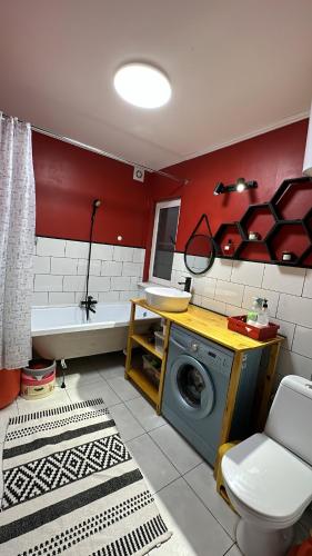 BesqaynarДом в горах Уютный дом с потрясающим видом и огромной террасой的一间带洗衣机和浴缸的浴室