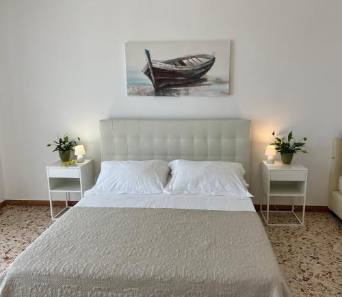 圣卡特琳娜迪纳德Domusvacanza Salento的卧室配有一张床,墙上有一条船