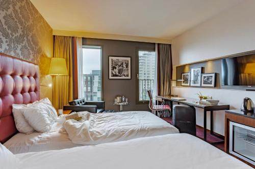 阿姆斯特丹阿姆斯特丹城南皇冠假日酒店的酒店客房配有两张床和一张书桌